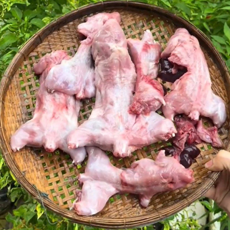 Step 1 Prepare the Ingredients for Green Pepper Braised Frog