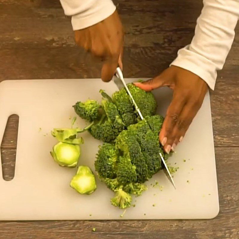 Step 1 Prepare the ingredients for stir-fried broccoli with oyster sauce