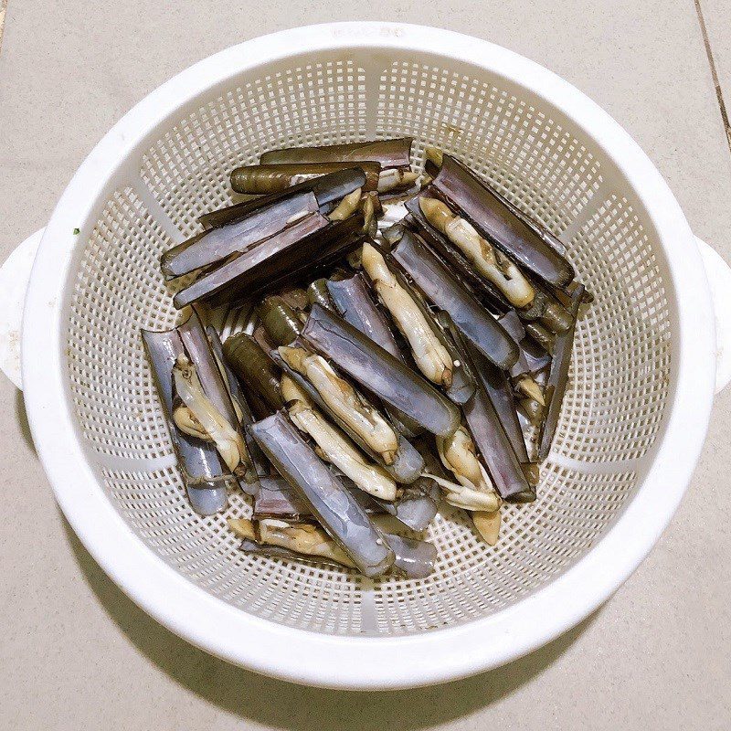 Step 1 Prepare the ingredients for Stir-fried razor clams with scallion oil