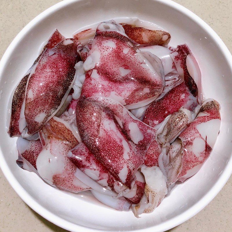 Step 1 Prepare the ingredients for Stir-fried Squid with Tomato and Mixed Vegetables