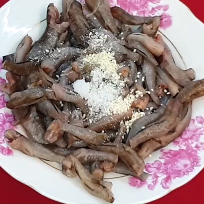 Step 1 Prepare the ingredients for fried goby fish with garlic and chili