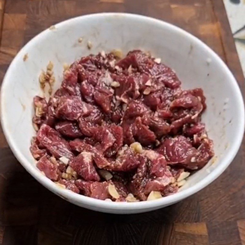 Step 1 Prepare the ingredients for stir-fried beef with wild betel leaves