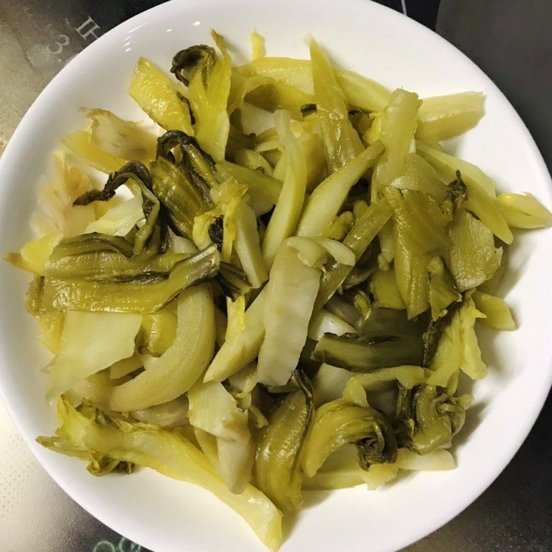 Step 1 Prepare the ingredients for Stir-fried beef with sour pickles (sour mustard greens)