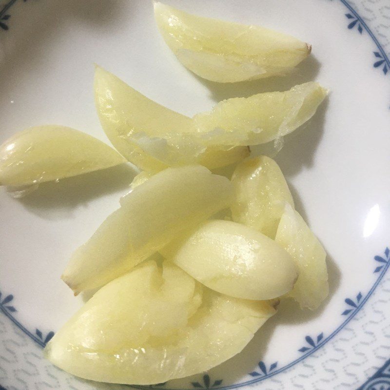 Step 1 Prepare the ingredients for Stir-fried Winged Beans with Garlic