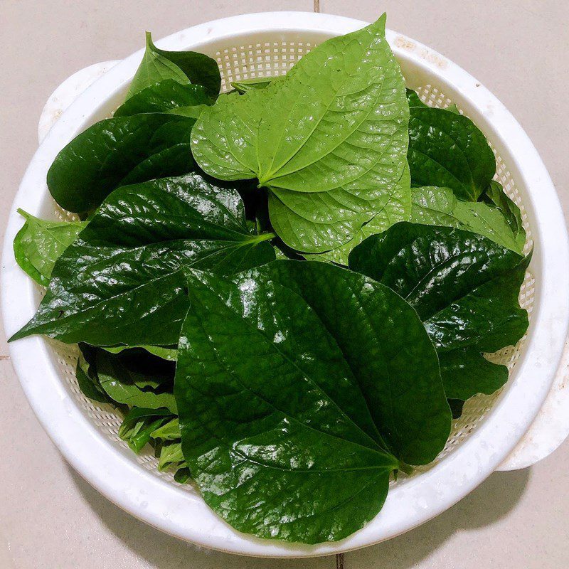 Step 1 Prepare the ingredients for Stir-fried Eggs with Betel Leaves