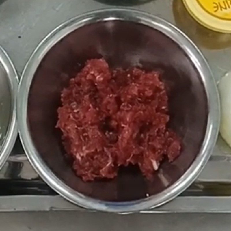 Step 1 Prepare the ingredients for stir-fried water spinach with beef