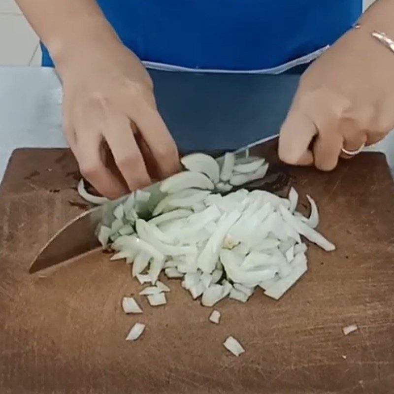 Step 1 Prepare the ingredients for stir-fried water spinach with beef