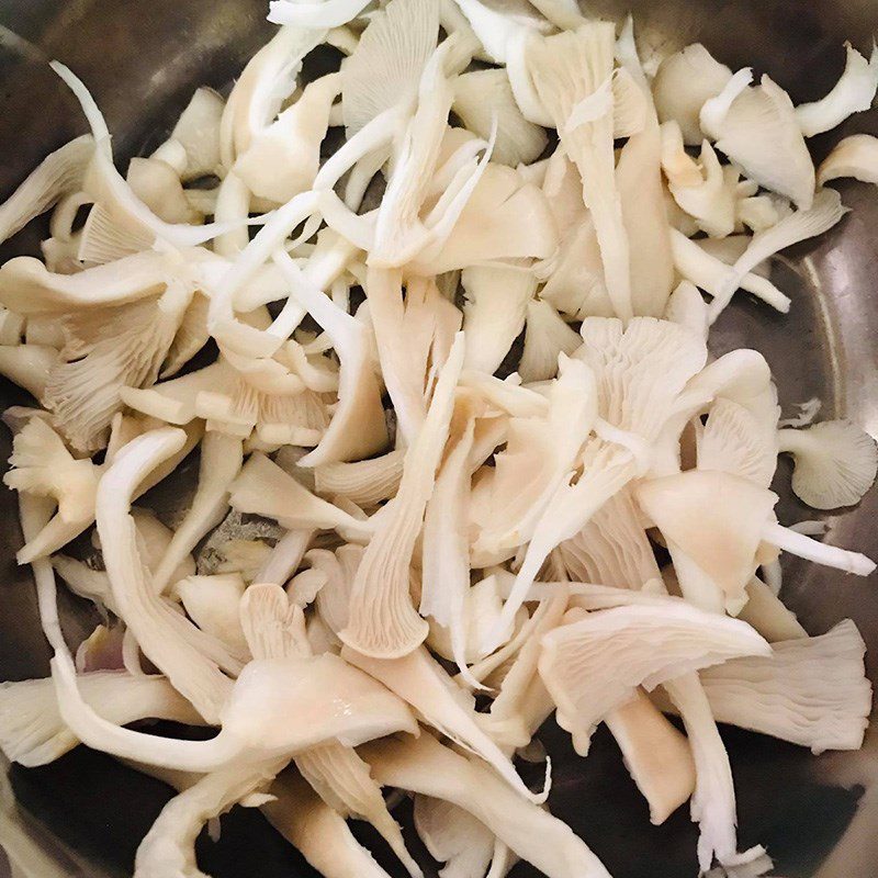 Step 1 Prepare the ingredients for winter melon soup with oyster mushrooms