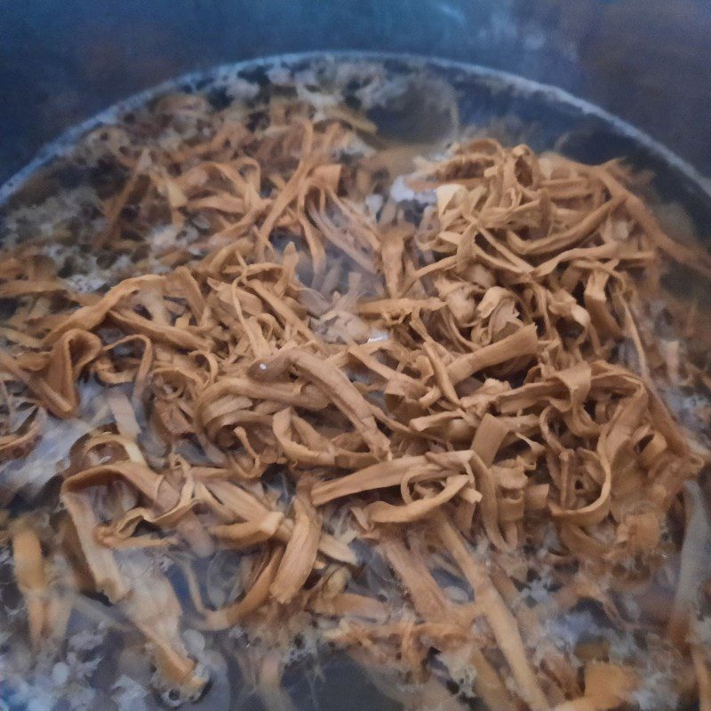 Step 1 Prepare the ingredients for dried bamboo shoot soup with pork bones