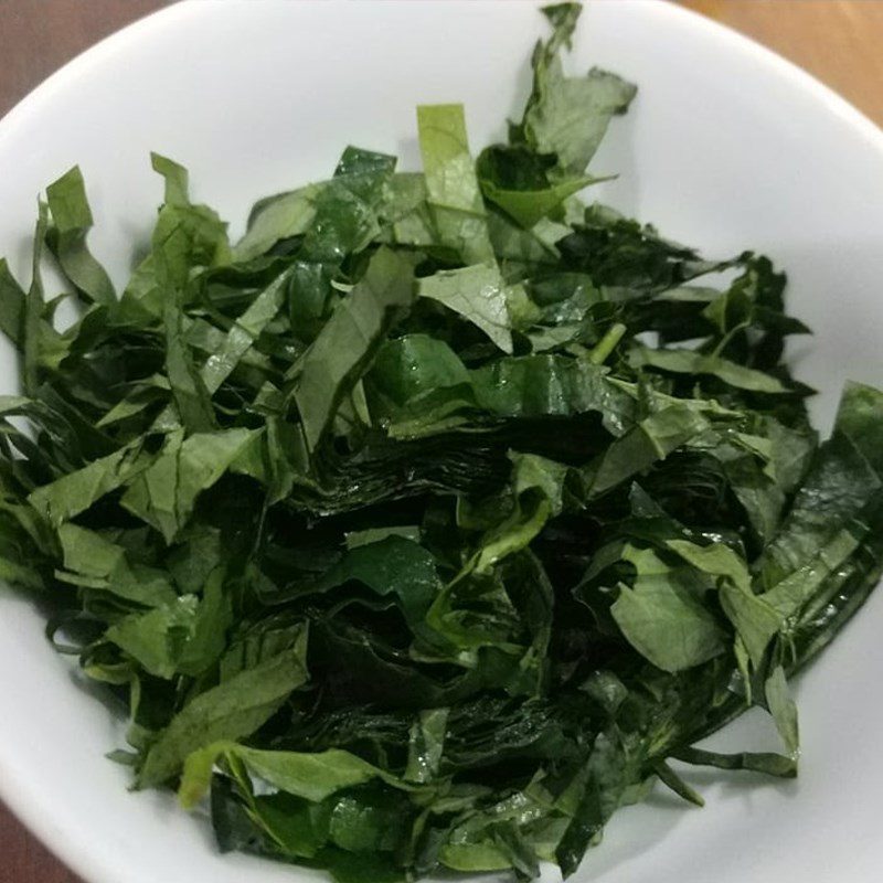 Step 1 Prepare the ingredients for Fried egg with minced pork and betel leaves