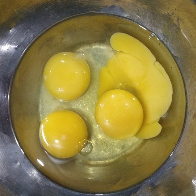 Step 1 Prepare the ingredients Fried eggs with pepper leaf