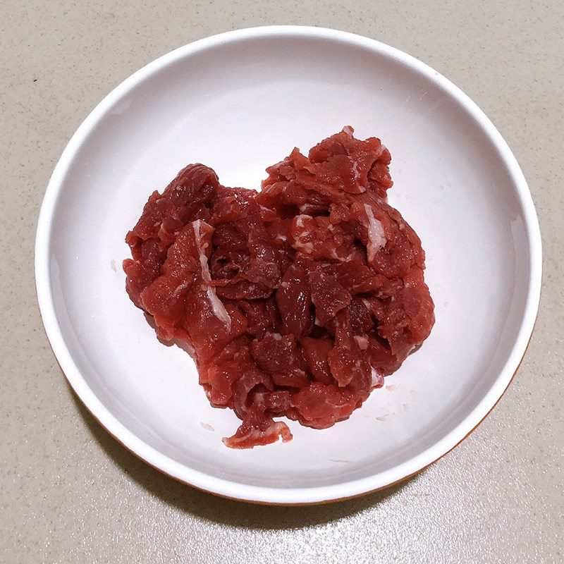 Step 1 Prepare the Ingredients for Stir-fried Bok Choy with Beef (recipe shared by a user)