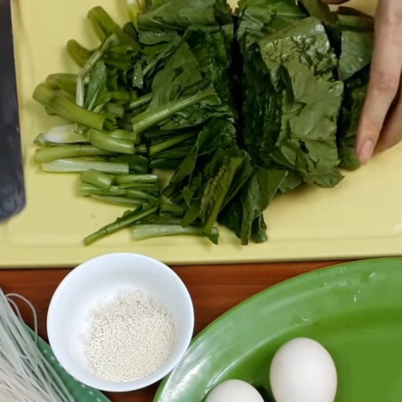 Step 1 Prepare the ingredients for Stir-fried Noodles with Eggs