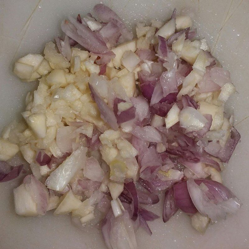 Step 1 Prepare the ingredients for stir-fried rice noodles with pig intestines