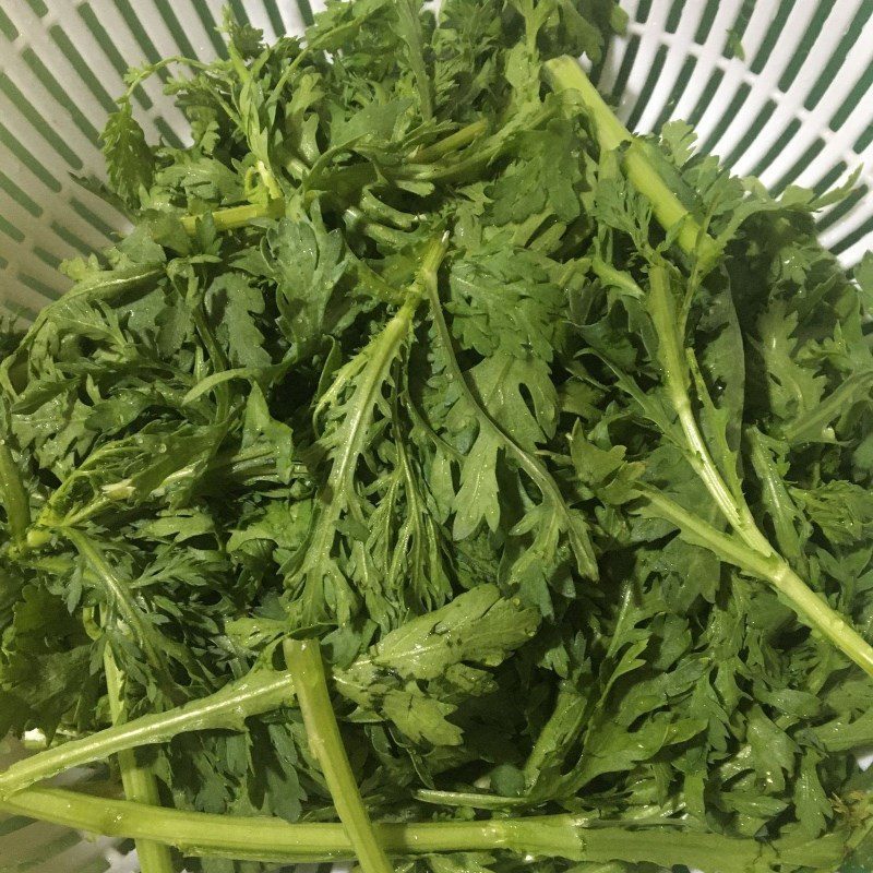 Step 1 Prepare the ingredients for Stir-fried Fresh Shrimp with Mustard Greens