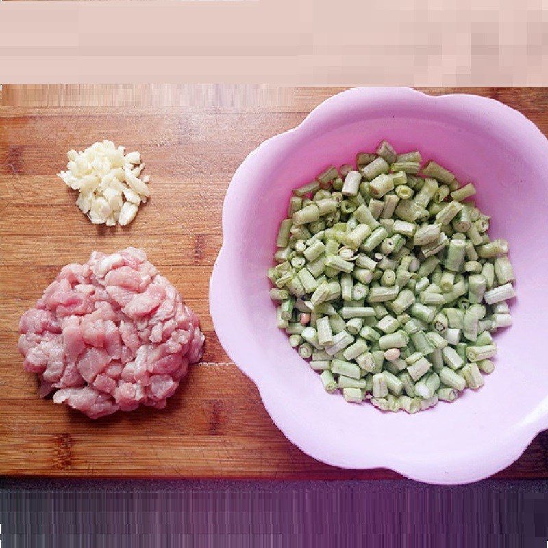 Step 1 Prepare the ingredients for stir-fried green beans with pork