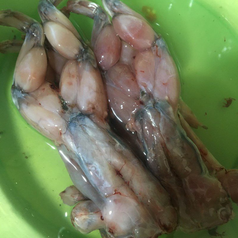 Step 1 Prepare the ingredients for frog with lemongrass and chili