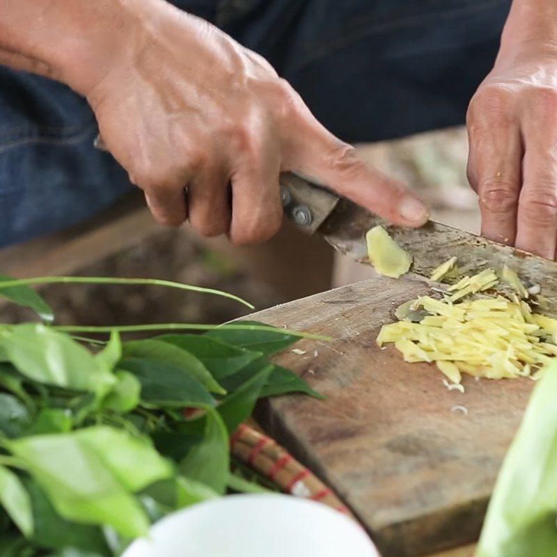 Step 1 Prepare the ingredients for fried fish with dried lemongrass and chili