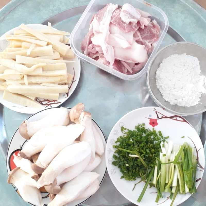 Step 1 Prepare ingredients for bamboo shoot rolled pork stew