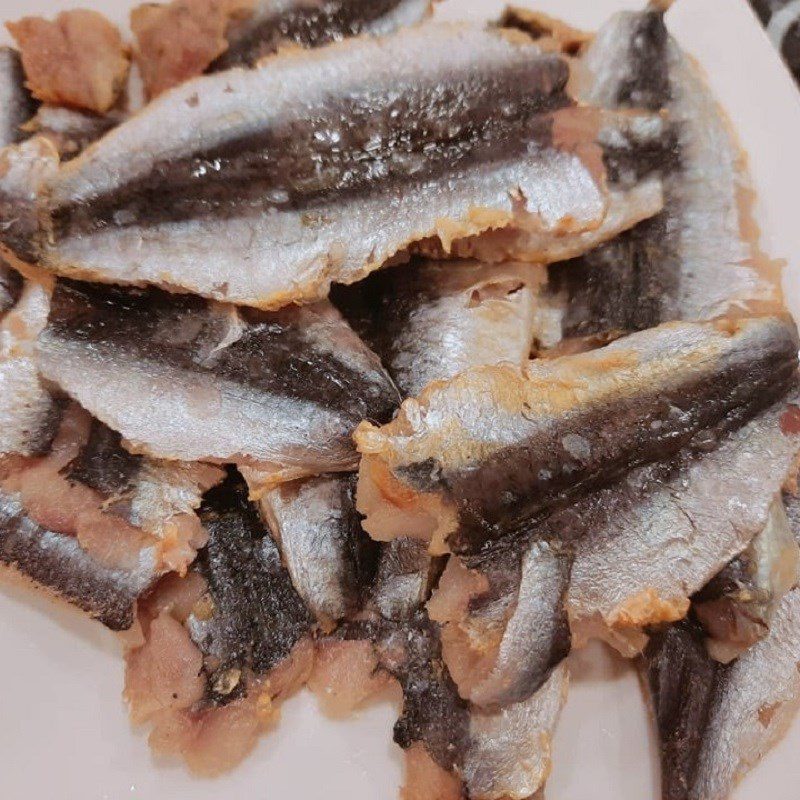 Step 1 Prepare ingredients for Fried Sardines with Garlic and Chili