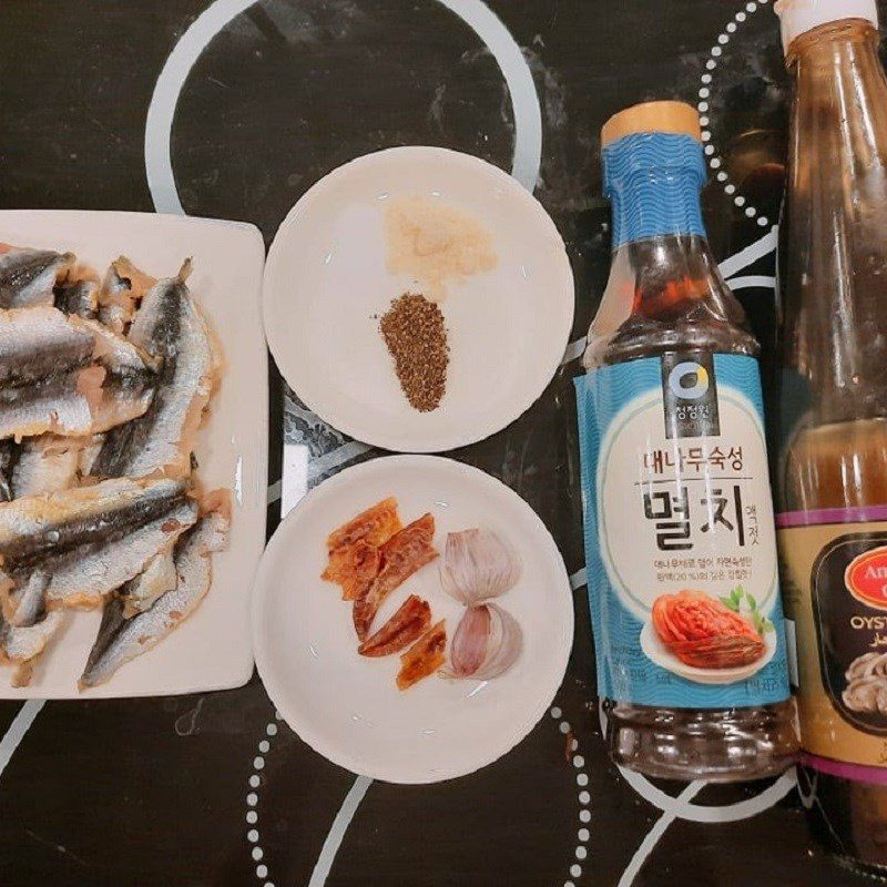 Step 1 Prepare ingredients for Fried Sardines with Garlic and Chili