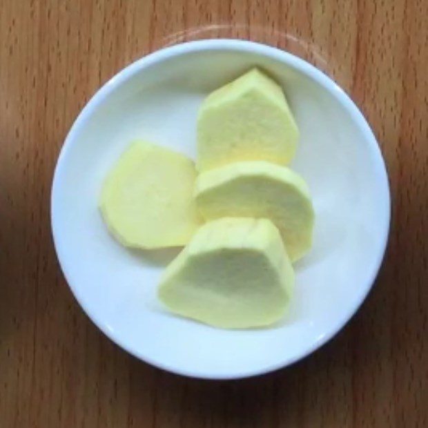 Step 1 Prepare ingredients for stir-fried baby eggs with loofah