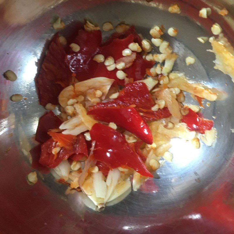 Step 1 Prepare the ingredients for stir-fried young chicken eggs with onions