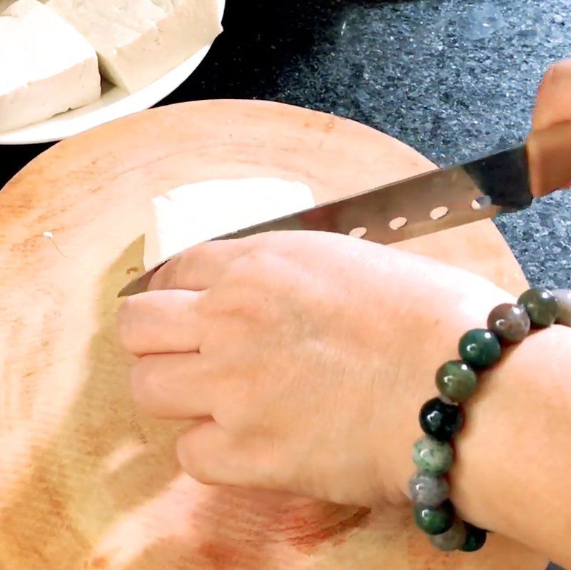 Step 1 Prepare the ingredients for Fried Tofu with Scallion Sauce