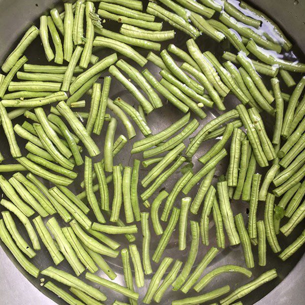 Step 1 Prepare the ingredients for Stir-fried Green Beans with Straw Mushrooms (Vegetarian)