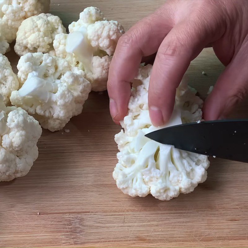 Step 1 Prepare the ingredients for stir-fried white cauliflower with mushrooms