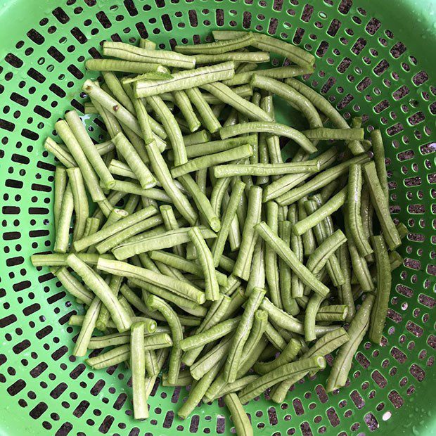 Step 1 Prepare the ingredients for Stir-fried Green Beans with Straw Mushrooms (Vegetarian)