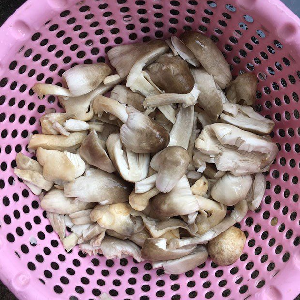 Step 1 Prepare the ingredients for Stir-fried Green Beans with Straw Mushrooms (Vegetarian)