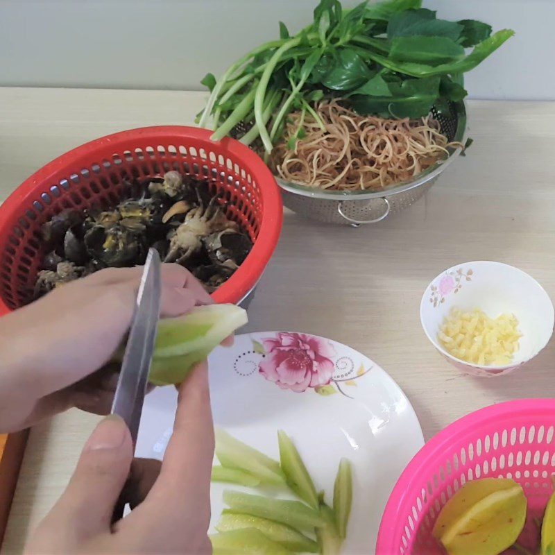 Step 1 Prepare the ingredients for sour crab soup with starfruit