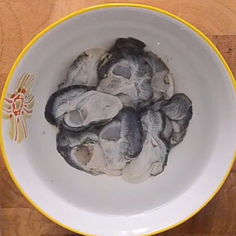 Step 1 Prepare the ingredients for Singapore-style Fried Oysters with Egg