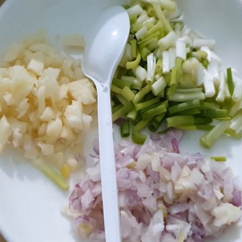 Step 1 Prepare the ingredients for Snakehead fish intestines stewed with pepper