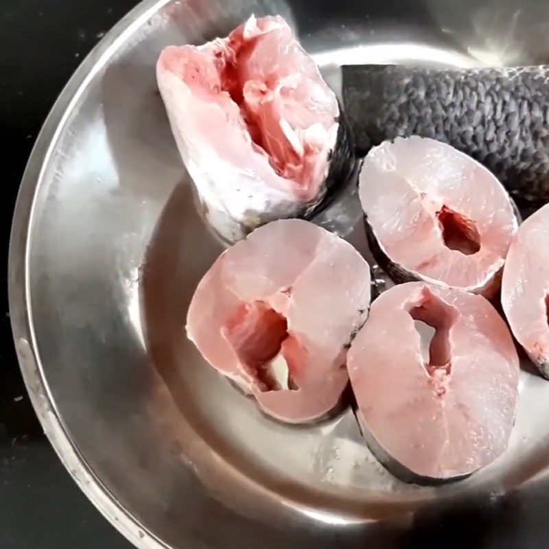 Step 1 Prepare the ingredients for Snakehead fish braised with green banana and turmeric