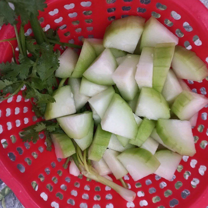 Step 1 Prepare the ingredients for sour fish soup with pineapple