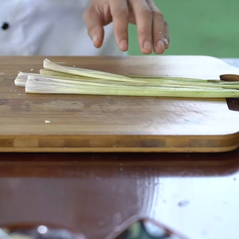 Step 2 Prepare the ingredients for fried frog with pepper leaf