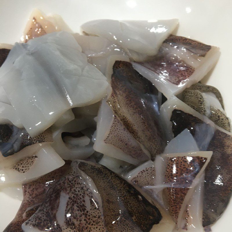 Step 1 Prepare ingredients and marinate squid Stir-fried Squid with Bell Peppers