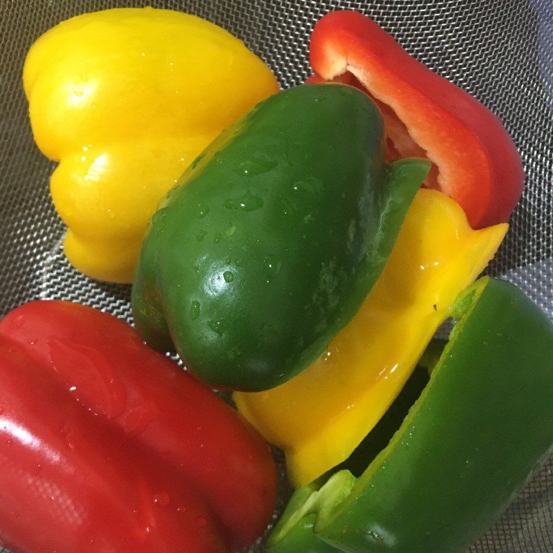 Step 1 Prepare ingredients and marinate squid Stir-fried Squid with Bell Peppers