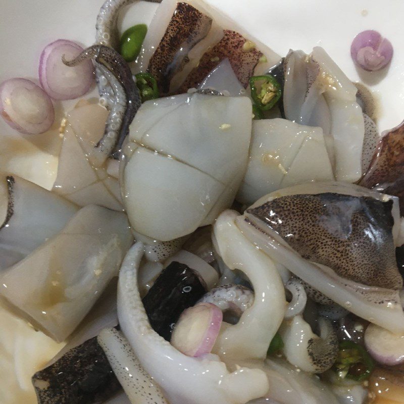 Step 1 Prepare ingredients and marinate squid Stir-fried Squid with Bell Peppers