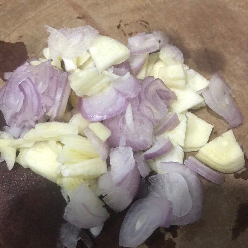 Step 1 Prepare ingredients and marinate the filling for wontons with oyster sauce