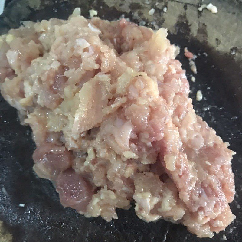 Step 1 Prepare ingredients and marinate the filling for wontons with oyster sauce