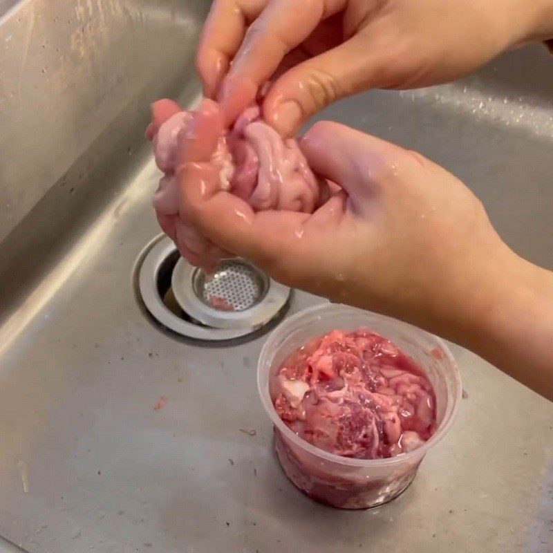 Step 1 Prepare pig brain Oyster pig brain soup