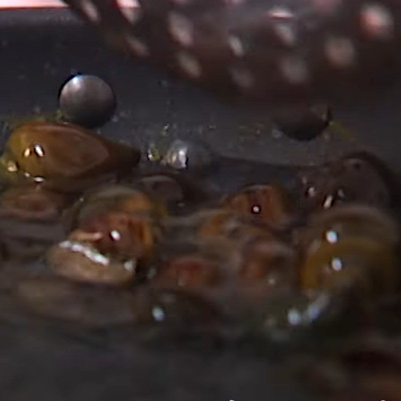 Step 1 Prepare the snails and other ingredients for stir-fried sea snails with tamarind