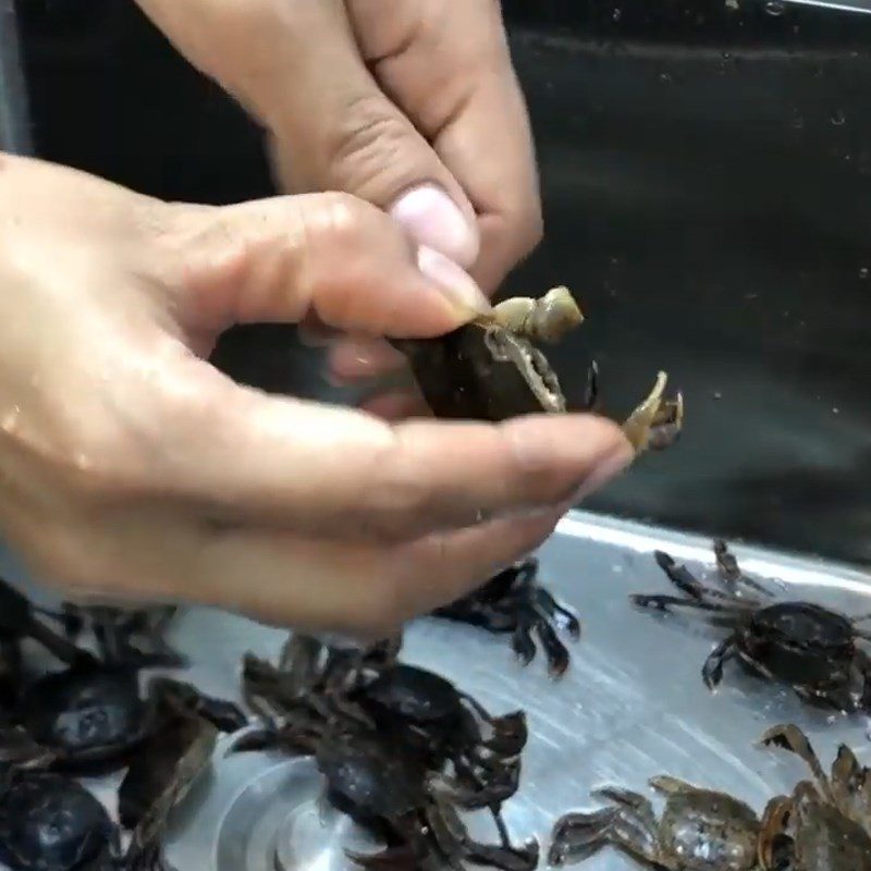 Step 1 Prepare the crab Roasted crab with betel leaves