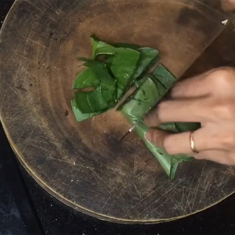 Step 2 Prepare the water spinach Pork porridge with water spinach and carrot