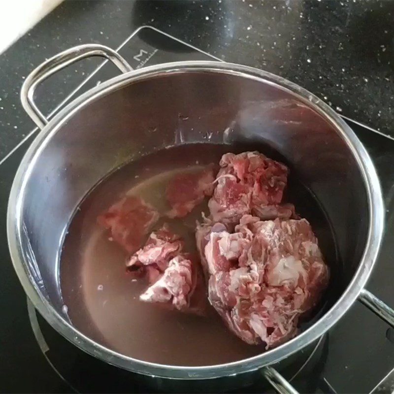 Step 1 Prepare the ribs for Sweet Potato Stem Soup