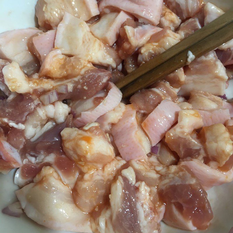 Step 2 Prepare and marinate the meat Braised quail eggs with radish