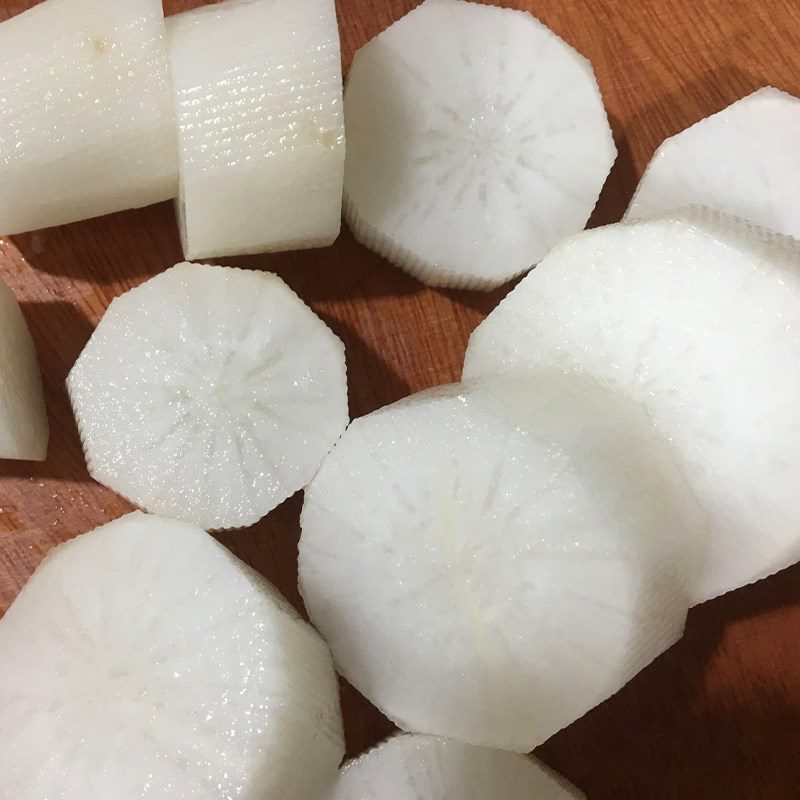 Step 1 Prepare the ingredients for Braised Pork Belly with White Radish without coloring